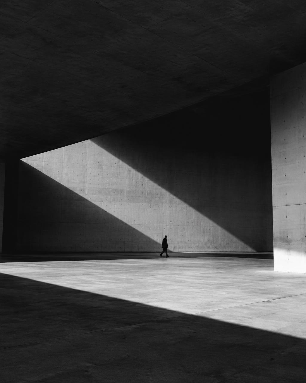 Arquitetura em concreto com luz e sombra
